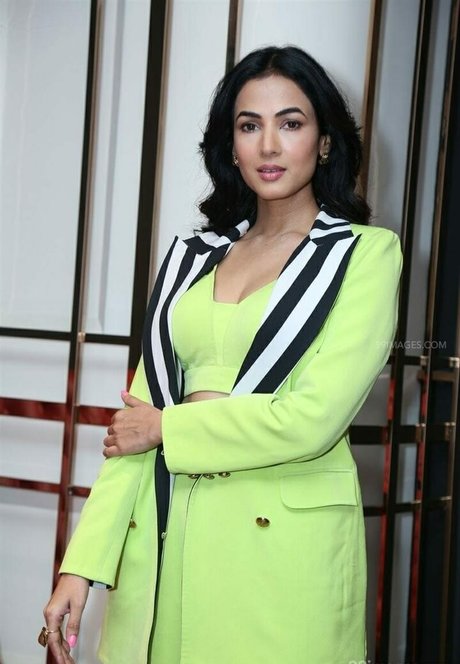 Sonal Chauhan xxxスター ギャラリー