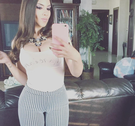 Claudia Guajardo 独占スター 写真