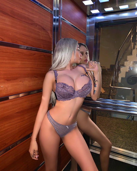 Merve Sanay ポルノスター アダルト 写真