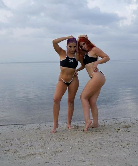Frenemies ポルノモデル 写真