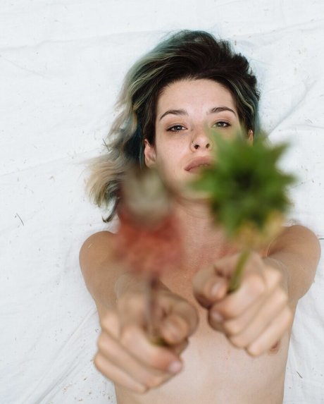 Carly Foulkes 無料女優 写真