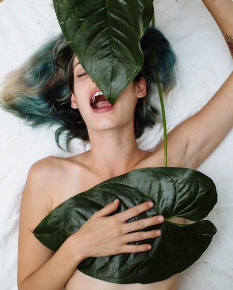 Carly Foulkes スター 裸 画像