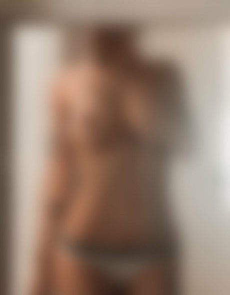 Lucia Scharwz スター ヌード 写真