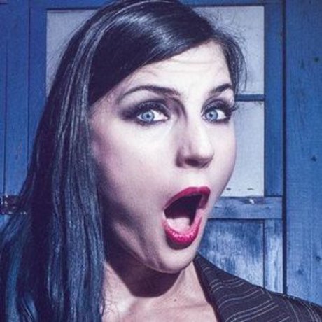 Leva Bates アートモデル 写真