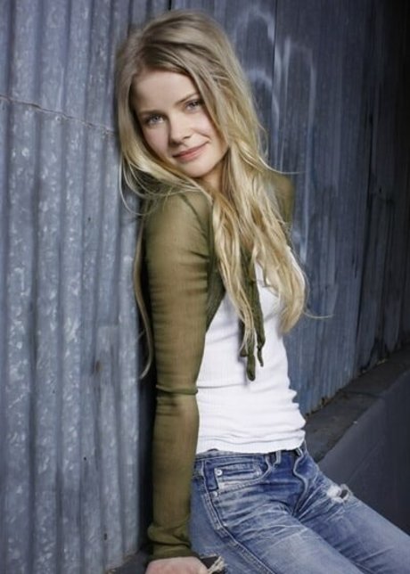 Anita Briem ポルノモデル 写真