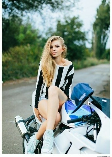 Anastasiya Ukolova 完璧なスター 写真
