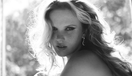 Anne Vyalitsyna 裸のモデル 写真