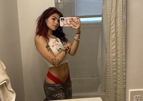 Emo fio 裸の女優 画像