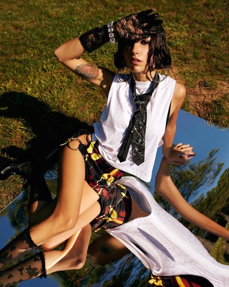 Zeynep Bastik スター 裸 画像