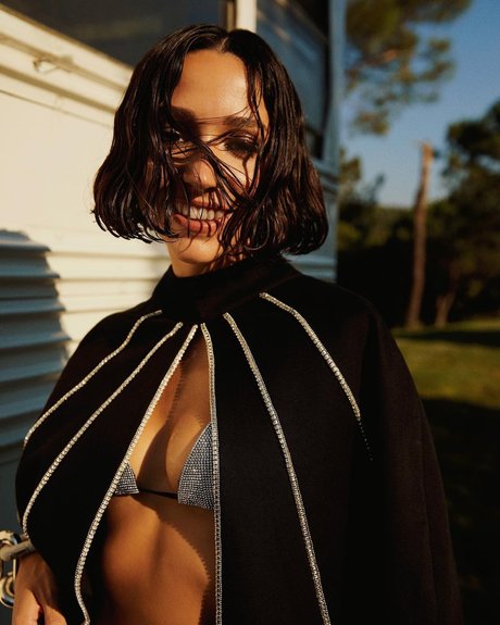 Zeynep Bastik エロティック女優 写真