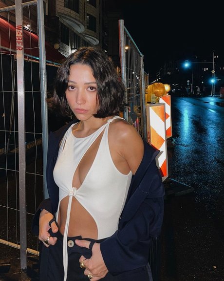 Zeynep Bastik 裸のスター 画像