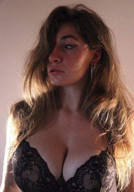 Nora Isabel トップスター 写真