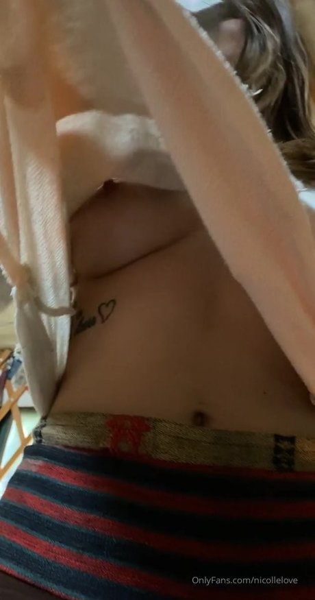 Nicollelove エロティックなスター ギャラリー