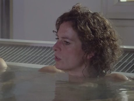 Alex Polizzi スター ヌード 写真