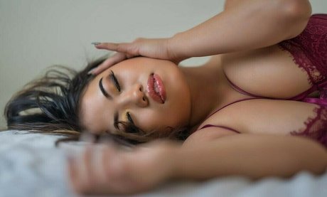 Hmong Julie Vue ポルノモデル 写真