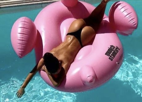 Julia Hofer エロティックモデル 写真