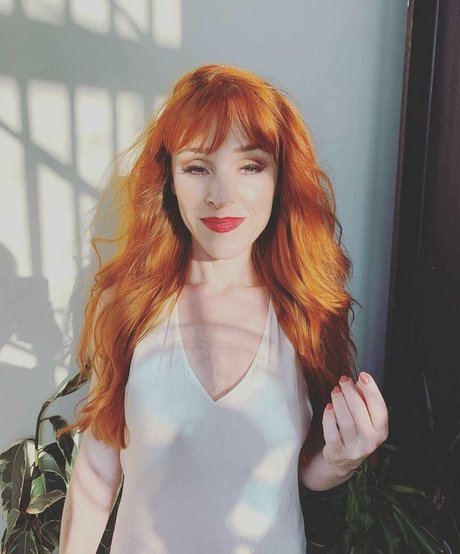 Ruth Connell ヌード女優 写真
