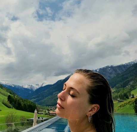 ブルネットの熟女オンリーファンズ ヌード 画像