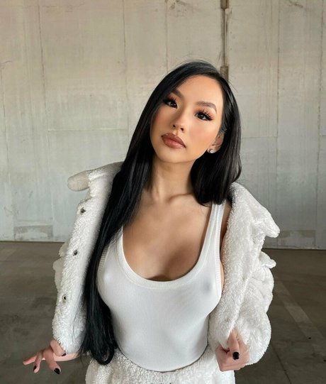 Christy Nguyen ヌードモデル 写真