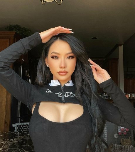 Christy Nguyen ポルノスター 裸 ギャラリー
