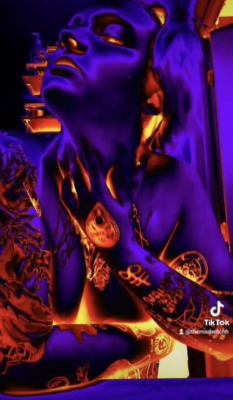 Skeletons twin 裸のスター 写真