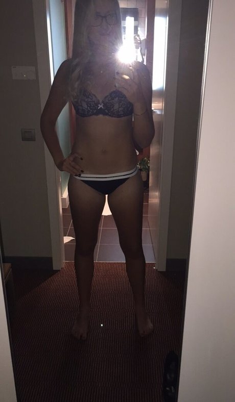 Kristina Mladenovic ポルノスター セックス 画像