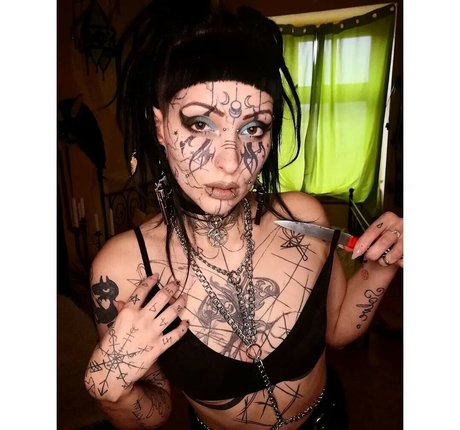Bastet Beast 裸モデル 写真