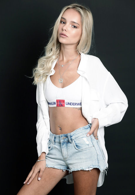 Mishel Zabelman 裸の女優 画像