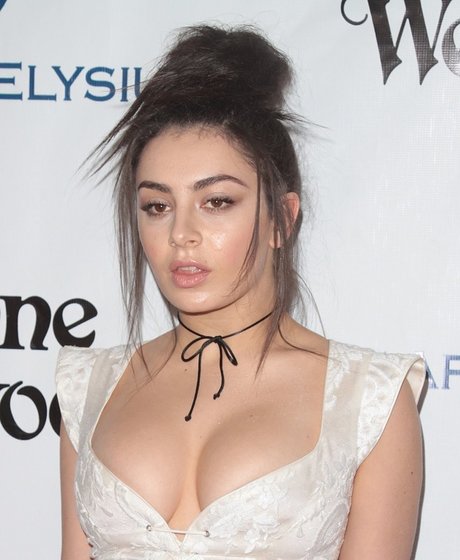 Charlie XCX 裸モデル 写真