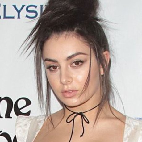 Charlie XCX エロティック女優 写真