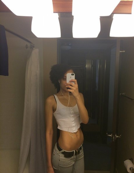 Britne Oldford 無料モデル ギャラリー