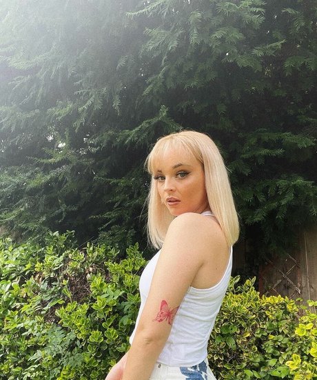 Emily Rose Perrin スター ヌード 画像