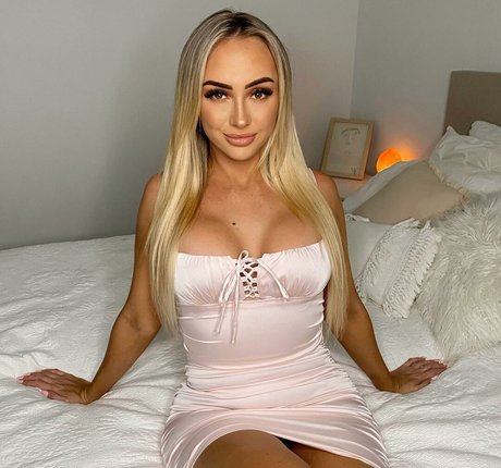 Taylah Small トップモデル 写真