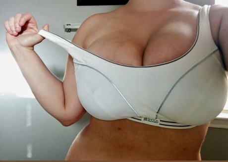 Avery Millah 美しいモデル 画像