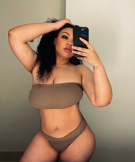 Tanya Mayenge トップモデル 写真