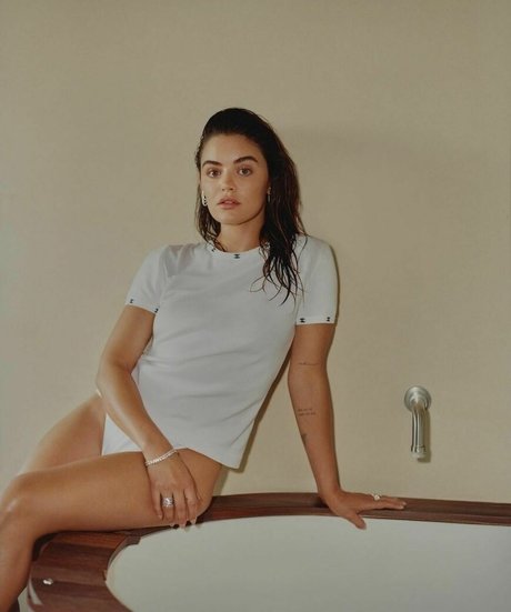 Lucy Hale ポルノスター 無料 写真