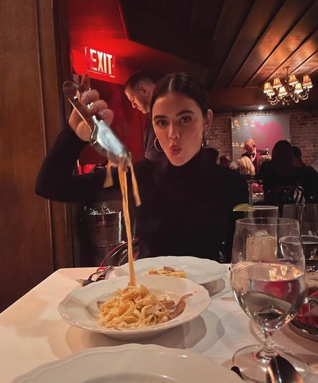 Lucy Hale ポルノスター セックス ギャラリー