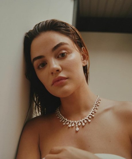 Lucy Hale ポルノスター ホット 画像