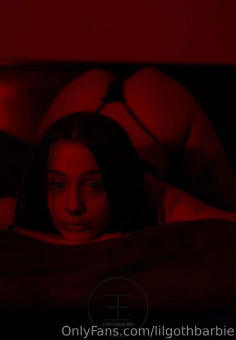 Lilgothbarbie セックスモデル 写真