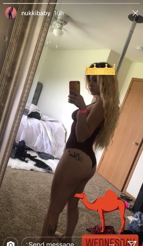 Ash Kaash 裸の女優 写真