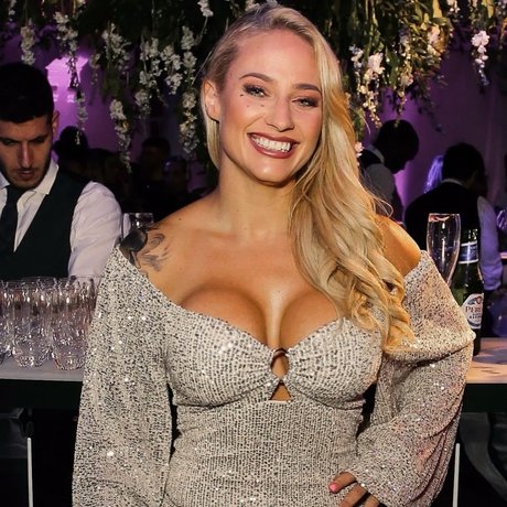 Ebanie Bridges セックスモデル ギャラリー