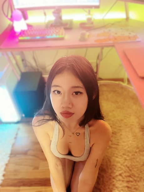 mishka ポルノ女優 写真