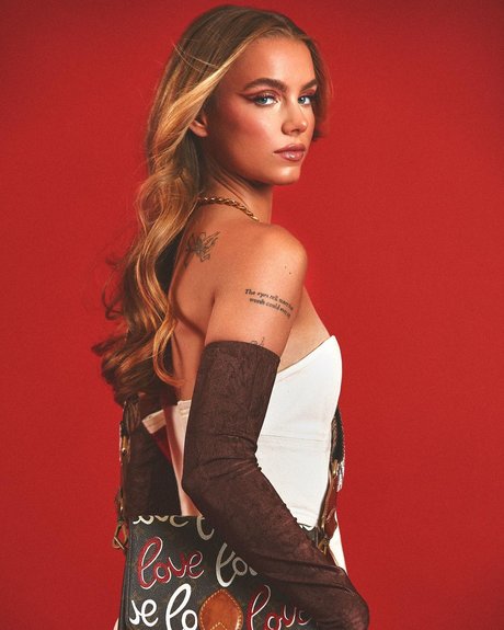 Anna Shumate ヌードモデル 画像