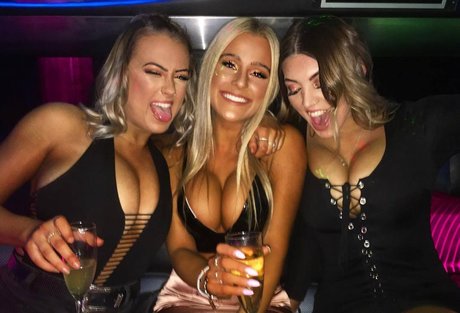 Cassie And Chloe Roberts スター ヌード 写真