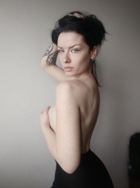 Innervus ヌードのポルノスター 写真