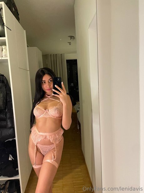 Leni Davis  top profile image