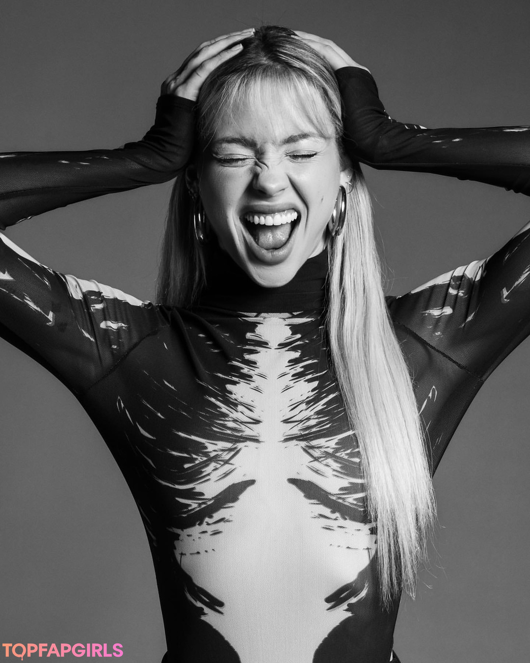 ティックトックスター オンリーファンズ セクシーヌード 写真