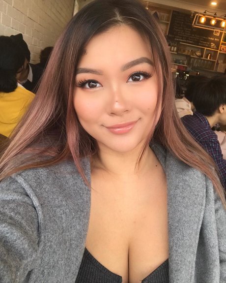 プッシータトゥーOnlyFans ホット 写真