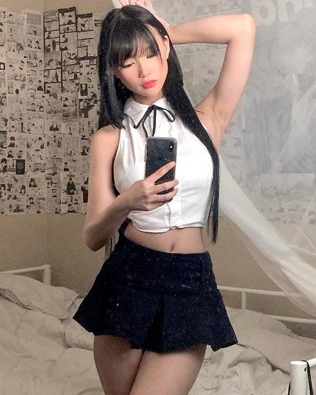 巨乳ブロンドのオンリーファンズ アート裸 画像