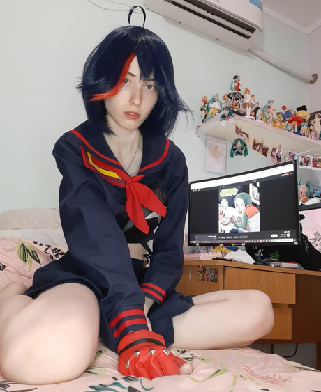 Kiki Glitter Cosplay 美しい女優 写真